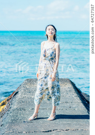 年輕的女士 年輕的女士 64727387