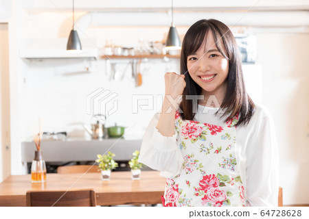 早晨-一天的開始-一個努力工作的年輕女子 64728628