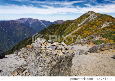 從鳳凰山山/藥師嶽山脊線看的觀音山和千疊岳 64731408
