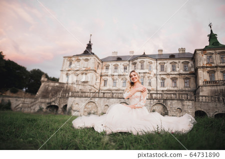 Beautiful fashion bride in wedding dress posing 64731890