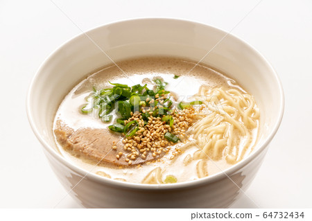 Hakata style tonkotsu ramen. (The ingredients are char siu, sesame and green onions.) 64732434
