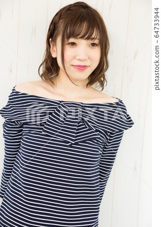 Off shoulder women 64733944