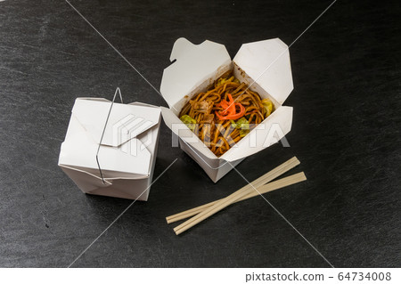 Yakisoba Chow mein noodles dish 64734008