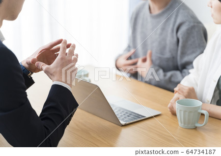 Salesman and 30's couple Salesman and 30's couple 64734187