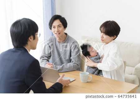一對夫婦與嬰兒經營的商人 64735641
