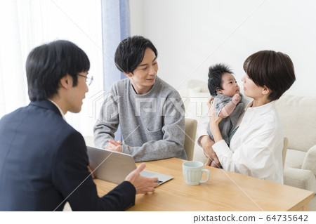 Businessman operating for a couple with infants 64735642
