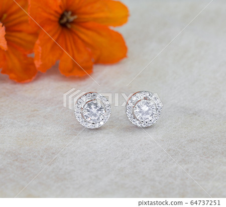 A pair of beautiful 925 sterling silver earrings with cubic zirconia 64737251