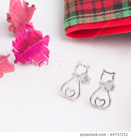 A pair of beautiful 925 sterling silver earrings in cat shape decorated with cubic zirconia 64737252