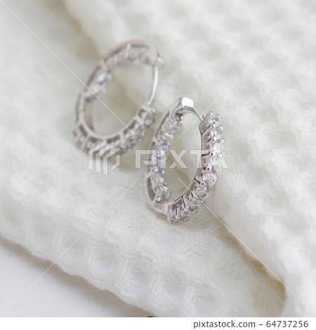 A pair of beautiful 925 sterling silver earrings decorated with diamonds 64737256