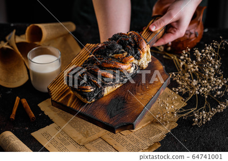 Babka cake with poppy seeds Babka cake with poppy seeds 64741001