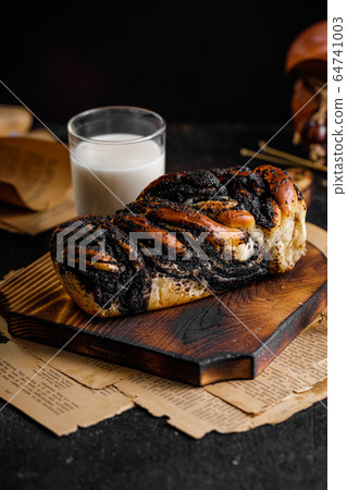Babka cake with poppy seeds 64741003