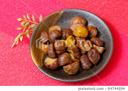 Chestnut food sweet chestnut real autumn 64744894