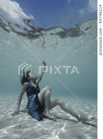 一個女人在水中 64746214