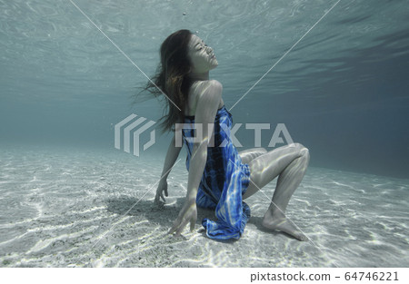 一個女人在水中 64746221