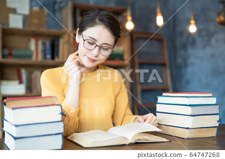 讀一本書的女人 64747268