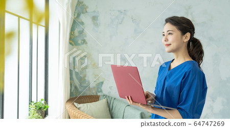 A woman with a PC 64747269