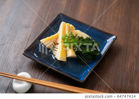 裙帶菜燉(煮的筍和裙帶菜海藻) 裙帶菜燉(煮的筍和裙帶菜海藻) 64747414