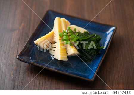 裙帶菜燉(煮的筍和裙帶菜海藻) 裙帶菜燉(煮的筍和裙帶菜海藻) 64747418