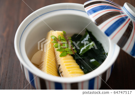 裙帶菜燉(煮的筍和裙帶菜海藻) 裙帶菜燉(煮的筍和裙帶菜海藻) 64747517