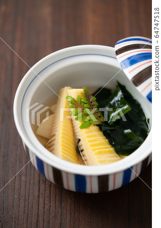 裙帶菜燉(煮的筍和裙帶菜海藻) 裙帶菜燉(煮的筍和裙帶菜海藻) 64747518