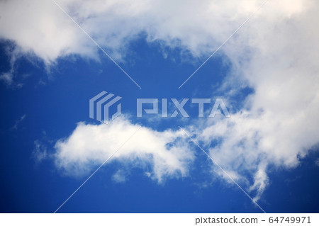 天空晴朗的冬天的天空 64749971