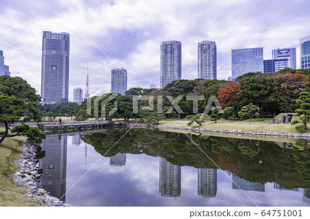 Autumn, a peaceful space in Tokyo, Hamarikyu Gardens 64751001