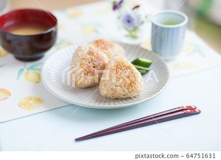 Grilled rice ball 64751631