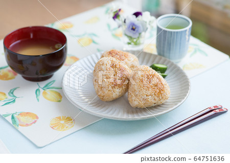烤飯糰 64751636