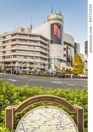 在原宿的香榭麗舍大街和年輕人的時尚建築原住民百貨大樓的交匯處繪製的信息地圖 64751934