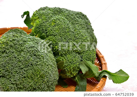 Raw broccoli Raw broccoli 64752039