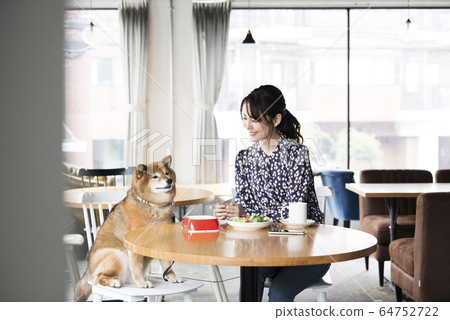 碼頭咖啡廳的女人狗 碼頭咖啡廳的女人狗 64752722