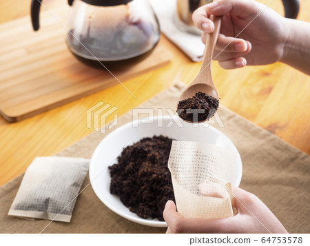 Coffee grounds 64753578