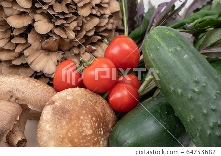 Kaga vegetables, thick cucumber, maitake, medium tomato, Kintokusa Kaga vegetables, thick cucumber, maitake, medium tomato, Kintokusa 64753682