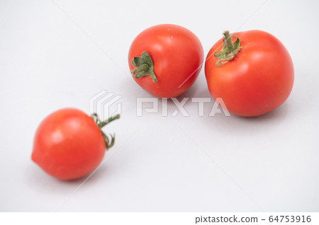 Tomato medium tomato vegetable 64753916