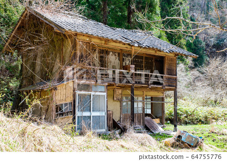 在邊緣村莊被遺棄的房子 64755776