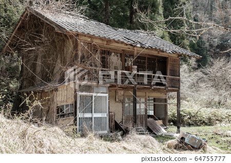 在邊緣村莊被遺棄的房子 64755777