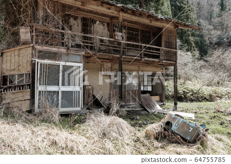 在邊緣村莊被遺棄的房子 在邊緣村莊被遺棄的房子 64755785