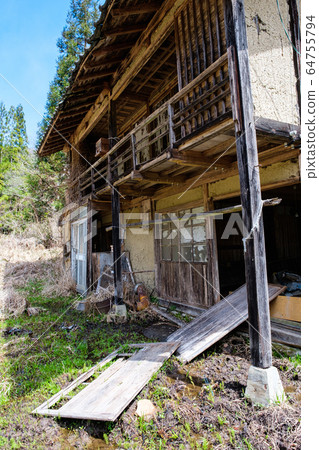 在邊緣村莊被遺棄的房子 在邊緣村莊被遺棄的房子 64755794
