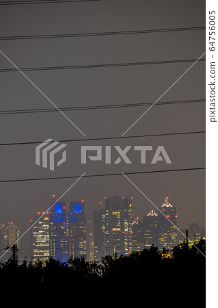 日本的東京城市景觀新型肺炎“城市封鎖”。新宿=圍牆後8天(高壓電線) 日本的東京城市景觀新型肺炎“城市封鎖”。新宿=圍牆後8天(高壓電線) 64756005