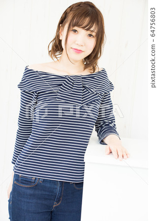 一個女人手牽著手在櫃檯 64756803