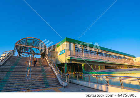 日本藤澤城市景觀,在夕陽下沐浴六海kai前站的景色 日本藤澤城市景觀,在夕陽下沐浴六海kai前站的景色 64756903