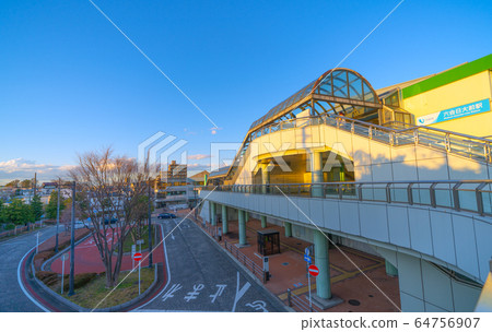 日本藤澤城市景觀,在夕陽下沐浴六海kai前站的景色 日本藤澤城市景觀,在夕陽下沐浴六海kai前站的景色 64756907