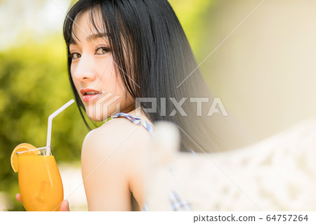 美麗女人放鬆度假村桔子汁飲用人材料 64757264