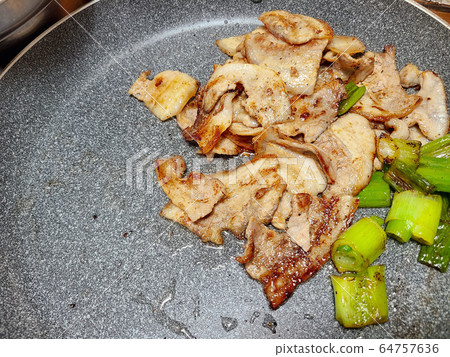 Roasted pork belly and green onions 64757636