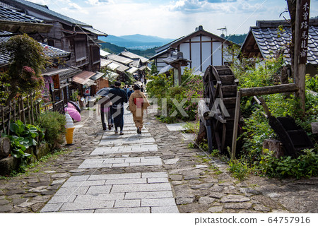 Gifu Prefecture Nakatsugawa City Magomejuku A couple of kimonos to take a walk 64757916