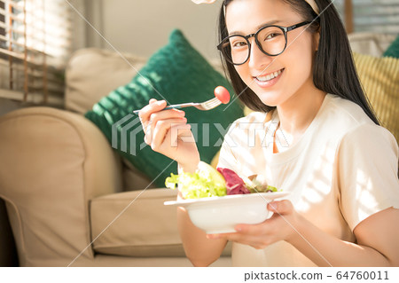 少婦早晨米色拉美味室內人素材 64760011