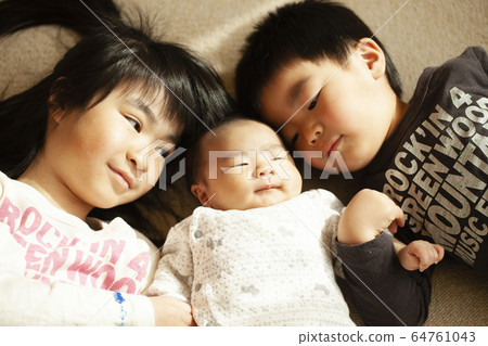 Three siblings Three siblings 64761043