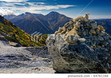 從菲尼克斯山和坎農山的山脊上看到的白羽山 64761166