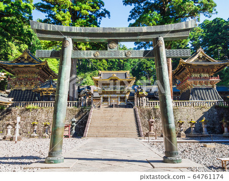 Nikko Toshogu Tang Copper Torii和Yomeimon Nikko Toshogu Tang Copper Torii和Yomeimon 64761174