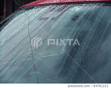 擋風玻璃和雨滴 擋風玻璃和雨滴 64761221